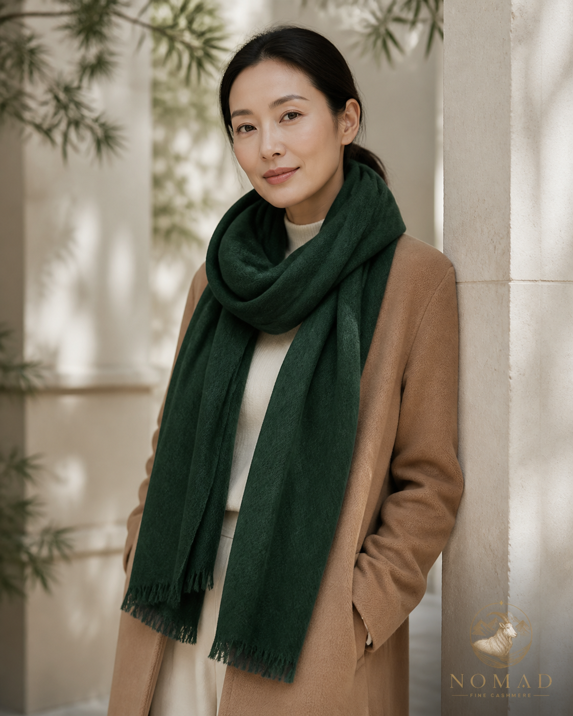 中国女性佩戴深森林绿色 NOMAD 羊绒围巾